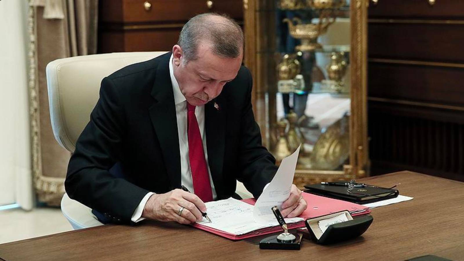 Erdoğan’dan Sağlık Bakanlığı’na ikinci revizyon: Bakan Yardımcısı ve üst düzey yöneticiler görevden alındı